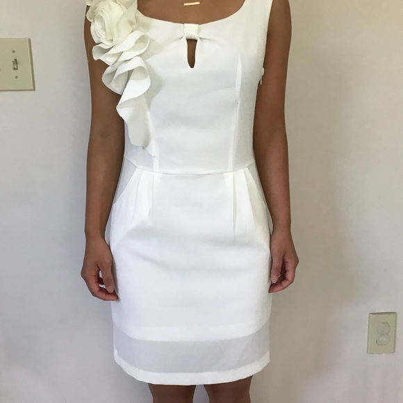 White dress with flower on shoulder - Picture 1 of 4
